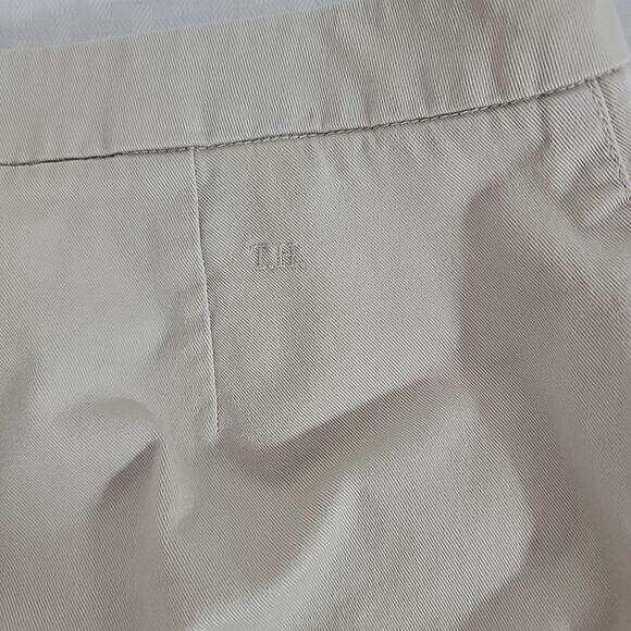 Tommy Hilfiger Women’s Stretch Khaki Pants Size 8 Straight Leg Beige Logo Back - Picture 8 of 8